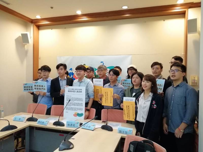 台灣青年民主協會理事長林彥廷批評,兩黨候選人目前為止拋出的青年政策都是老生常談。(Photo by 林祐任/台灣醒報)