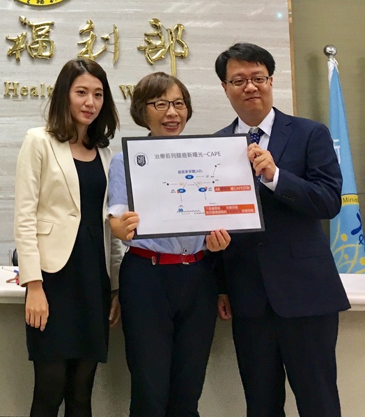 衛福部11日公佈報告,指出蜂巢物質能有效抑制前列腺癌症發生。圖左及圖右分別為郭盈妤及褚志斌博士。(photo by 施凱文/台灣醒報)