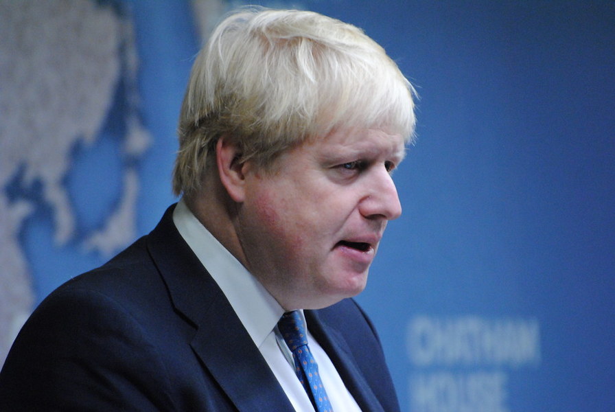 英國首相強森提前於12月12日進行下議院選舉,目前已有多位工黨和保守黨議員因過去爭議言論被揭露而退選,有人斥之為骯髒的選舉。(Photo by Wikimedia commons)