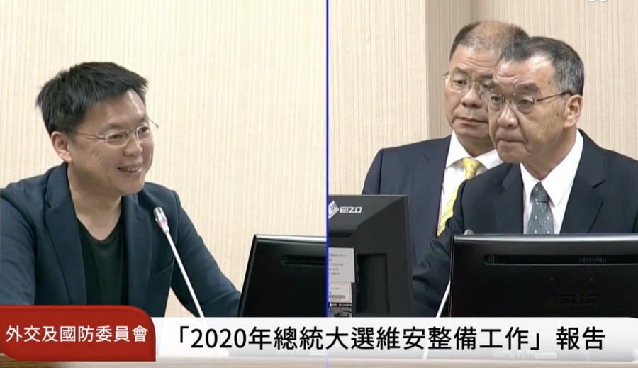 國安局長邱國正(右)11日赴立院報告《總統大選維安整備工作》,答詢綠委趙天麟(左)、王定宇對於韓國瑜安維工作的相關疑慮。(photo by國會頻道)