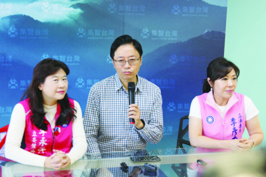 立委李永萍(左)、李彥秀(右)笑說上週就約好直播政見,沒想到前兩天張善政(中)公佈要選副總統,幸運撿到寶。(photo by祝潤霖/台灣醒報)