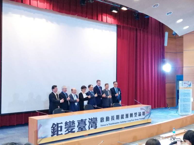 台大風險中心以3年時間完成的《鉅變臺灣》報告,指出若是持續發展低價、高汙染的褐色經濟和能源,反而將得到經濟發展的苦果。(Photo by 林祐任/台灣醒報)