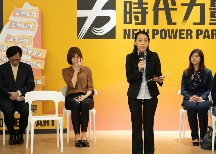 圖說:談起被時力徵詢的過程,司改國是會議委員王婉諭(小燈泡媽媽)13日表示,原本還非常猶豫,因為生活重心都在家庭,但因為先生認為「如果可以做得更好,為何不去試試看」,非常支持及鼓勵,最終決定出任不分區(photo by張元融/台灣醒報)