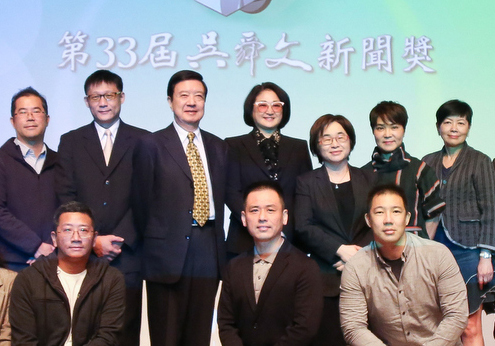 圖說:吳舜文獎助基金會執行長嚴陳莉蓮(中)與評審及33屆得獎者合影。(photo by 主辦單位)