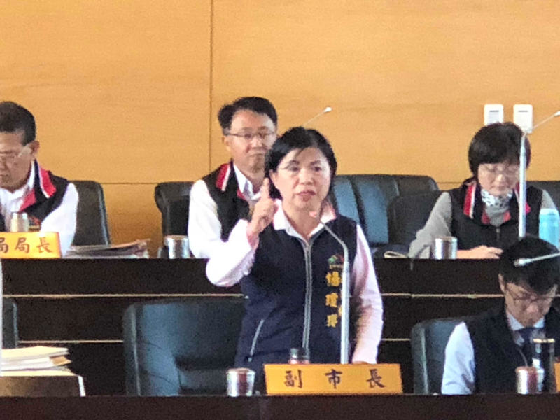 楊瓊瓔帶職參選,被民進黨議員質疑有違行政中立,楊瓊瓔答覆,會以更高標準要求自己。(Photo by 劉東皋/台灣醒報)