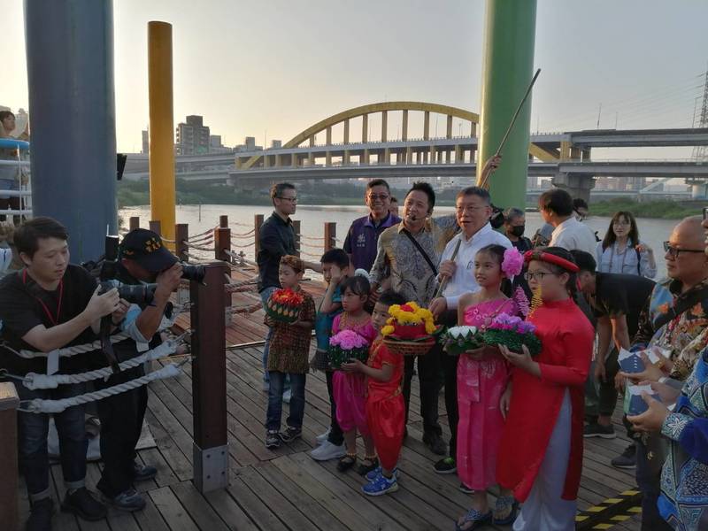 台北市水燈節17日登場,台北市長柯文哲與來自泰國、柬埔寨等東南亞國家的6位小朋友一起放水燈。(Photo by 林祐任/台灣醒報)