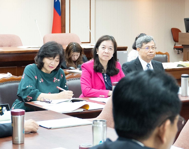立法院交通委員會召委童惠珍(中)18日審查桃機預算表示,桃機旅運量已趨近飽和,第三航廈的進度攸關國家整體發展,應儘速發包、動工。(photo by張元融/台灣醒報)