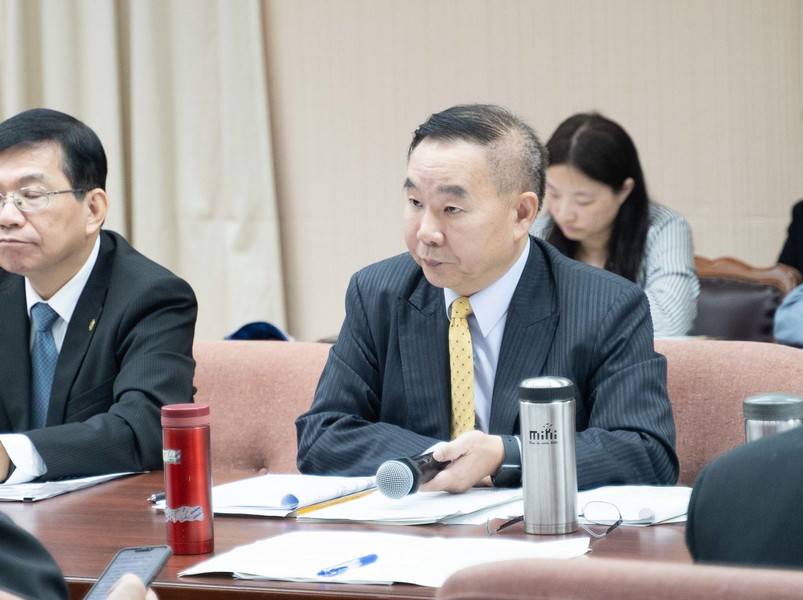 桃機董事長王明德(中)18日赴立法院交通委員會報告明年度預算案,綠委葉宜津坦言,桃機董總兩人皆是今年剛上任,立院也應給予時間整頓。(photo by張元融/台灣醒報)