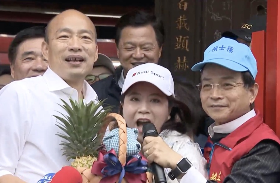 韓國瑜(前左)18日正式成為2020總統參選人後,下午拜票行程第一站來到景美集應廟為立委參選人賴士葆(前右)助選。(photo by中央社)