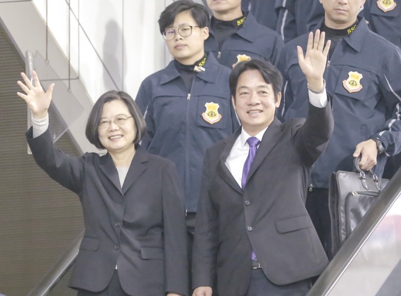 總統蔡英文(左)與副手賴清德(右)19日下午於中選會登記參選後,一同對支持者揮手致意。(photo by蔡英文連任辦公室)