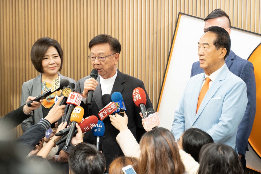 親民黨20日於黨部公布不分區名單,宣明智(中)有問必答,但對於「預估安全席次為幾席?」宋楚瑜(右)未正面回應。(photo by張元融/台灣醒報)