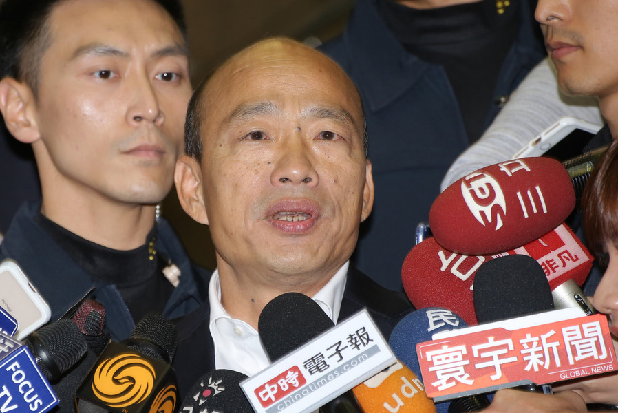 韓國瑜(中)對刻意的抹黑跟造謠說:「非要把房產扣上來,非常無聊!」(photo by楊約翰/台灣醒報)