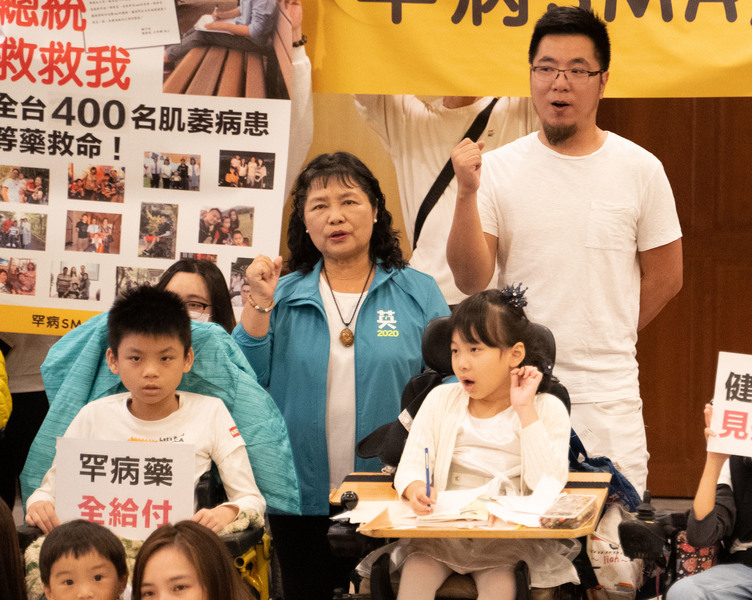 關心罕病議題的立委陳曼麗24日表示,SMA新型特效藥(Spinraza)已被證實有效,希望健保署能盡快將之納入給付品項。(photo by張元融/台灣醒報)