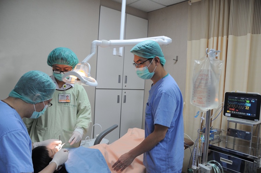 泰醫院麻醉科醫師馮育斌表示,牙科舒眠麻醉治療除適用於害怕看牙的小孩,也包括身心障礙者。(photo by 祝潤霖/台灣醒報)