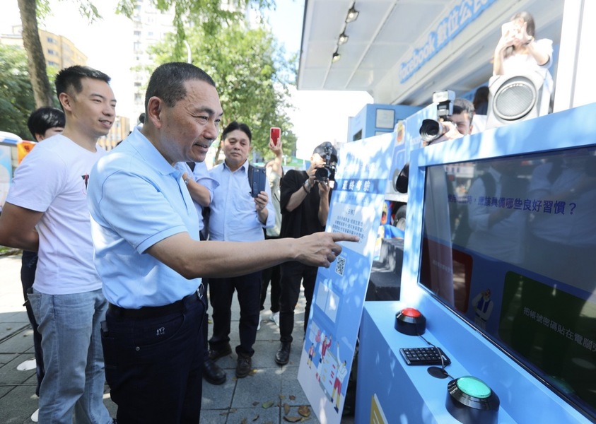 新北市長侯友宜至板橋站前廣場,體驗臉書「數位公民行動教室」的闖關活動。(photo by張元融/台灣醒報)