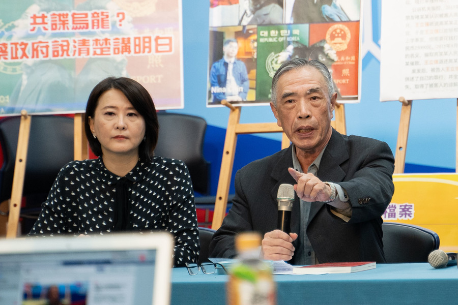 國民黨25日邀請前軍情局副局長翁衍慶(右)出席《蔡政府勿當放羊小孩,儘快查明共諜案真相》記者會。(photo by張元融/台灣醒報)
