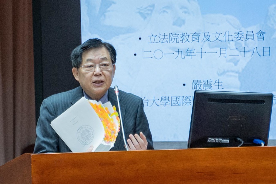 政大國際關係中心研究員嚴震生列印出蔡英文LSE博士論文,通篇熟讀後,以便利貼標出444多處基本的英文文字錯誤。(photo by張元融/台灣醒報)