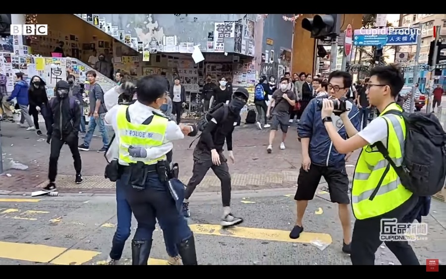 嚴震生指出,全球各地示威運動的遠因不外乎貧富差距大、政府貪汙腐敗、爭取政治自由等等。(Photo by 影片截圖)