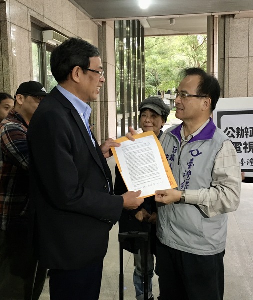 台灣維新2日赴中選會遞交請求各政黨進行電視辯論陳情書,中選會主秘莊國祥到場收件。(photo by 施凱文/台灣醒報)