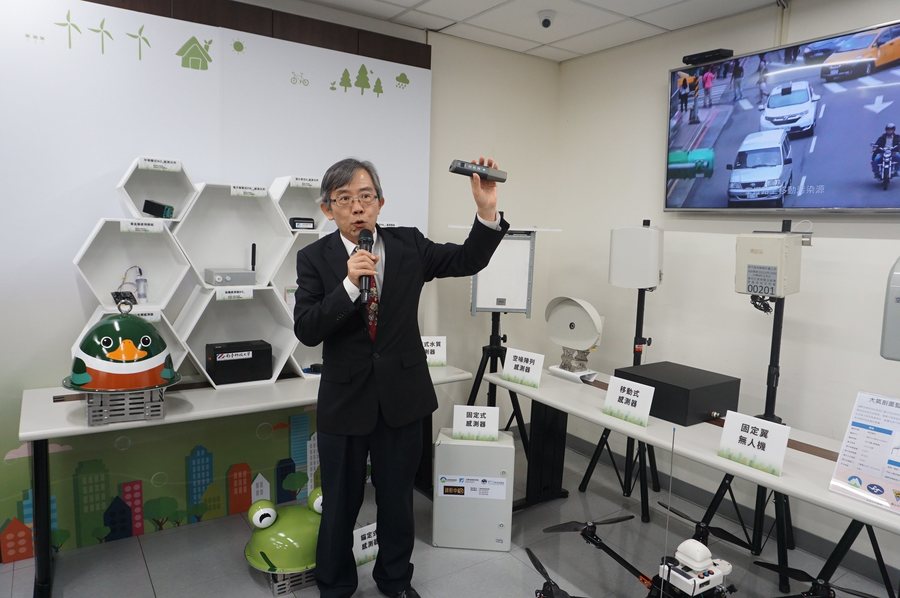 環保署監資處處長張順欽介紹今年新投入應用的4項「環境物聯網感測器」。(photo by張元融/台灣醒報)