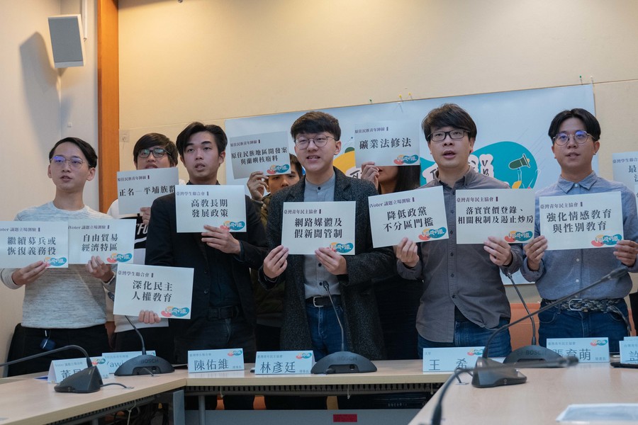 台灣青年民主協會於3日召開記者會,與其餘5個青年團體一同公布,已送交候選人手上的共18題青年團體提問。(photo by張元融/台灣醒報)