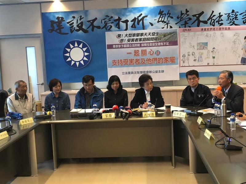 大貨車、砂石車肇事奪走人命事件層出不窮,家屬失去親人子女的悲痛更沒有重視。家屬會同民代。學者,呼籲中央要重視肇事刑責與交通安全教育。(photo by 劉東皋/台灣醒報)