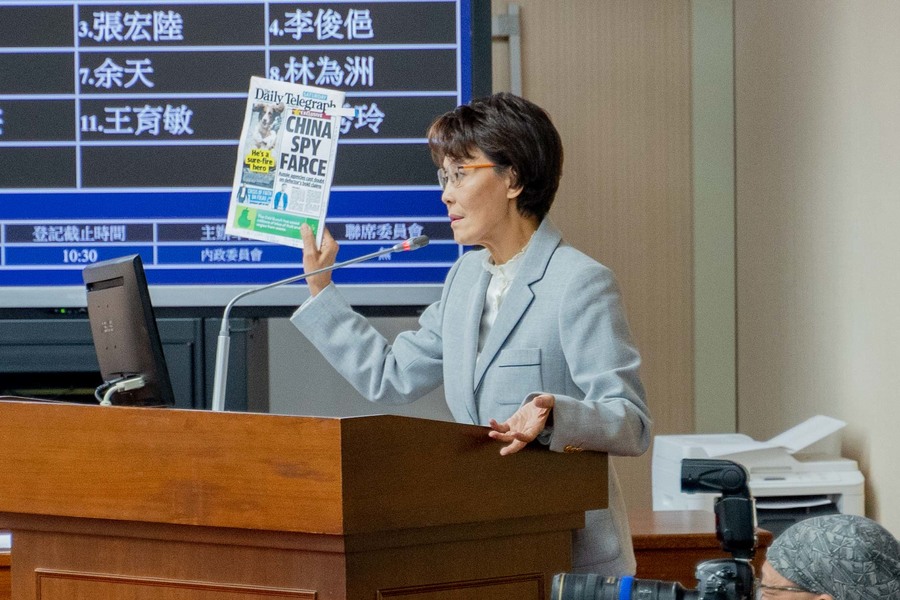 國民黨立委黃昭順3日於立法院內政委員會質詢時,要求法務部於選前公布楊蕙如網軍案的偵查結果,法務部次長陳明堂答覆,北檢依證據公正辦案,他無法介入。(photo by張元融/台灣醒報)