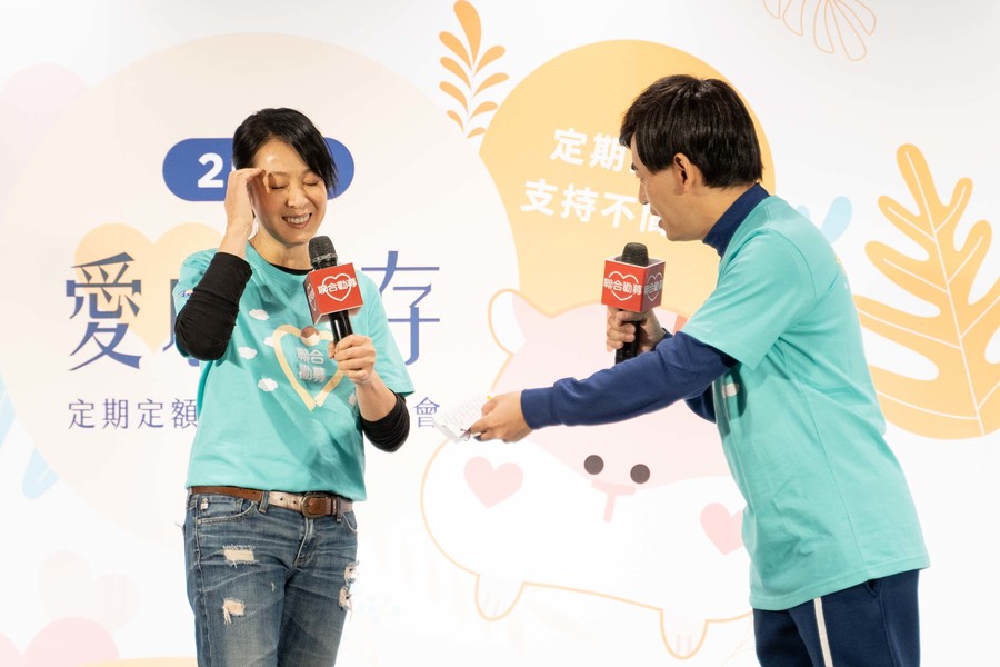 奶茶劉若英(左)4日為聯合勸募協會代言時,談到金曲獎時苦笑說,一聽到金曲獎我就頭痛。(photo by張元融/台灣醒報)