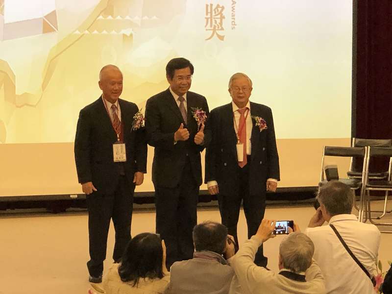 左起為台師大名譽教授楊國賜(左)、教育部長潘文忠(中)、恩主公醫院神經科教授陳榮基(右)。(photo by張元融/台灣醒報)