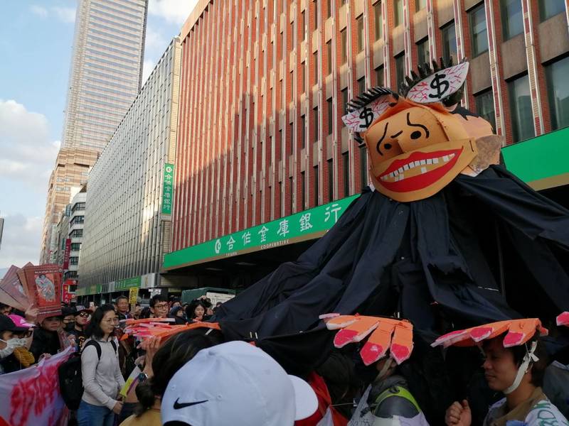 台灣移工聯盟等團體8日舉辦兩年一度的移工大遊行,訴求為廢除仲介制度,並要求政府對政府直接聘僱。(Photo by 林祐任/台灣醒報)