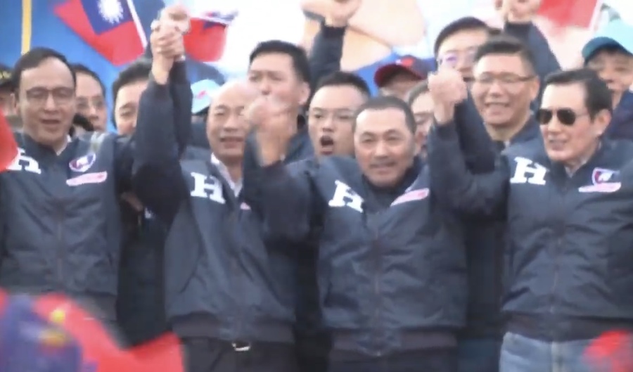 韓國瑜8日於板橋造勢活動現場,朱立倫宣佈接下競總主委一職,一掃之前不合陰影。(photo by YouTube)