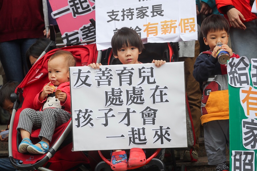 婦女新知基金會等民間團體10日在立法院外舉行記者會,呼籲各黨參選人建立友善育兒環境,並提出承諾,選後落實改革。中央社