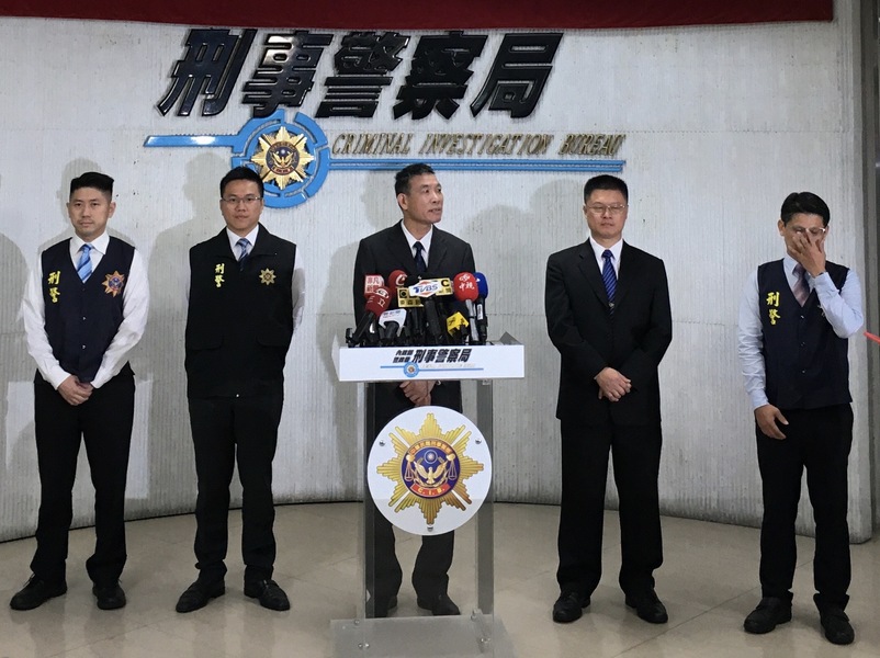 「全國同步查緝賭盤專案行動」記者會由警政署刑事局副局長朱宗泰(中)說明。(photo by 施凱文/台灣醒報)