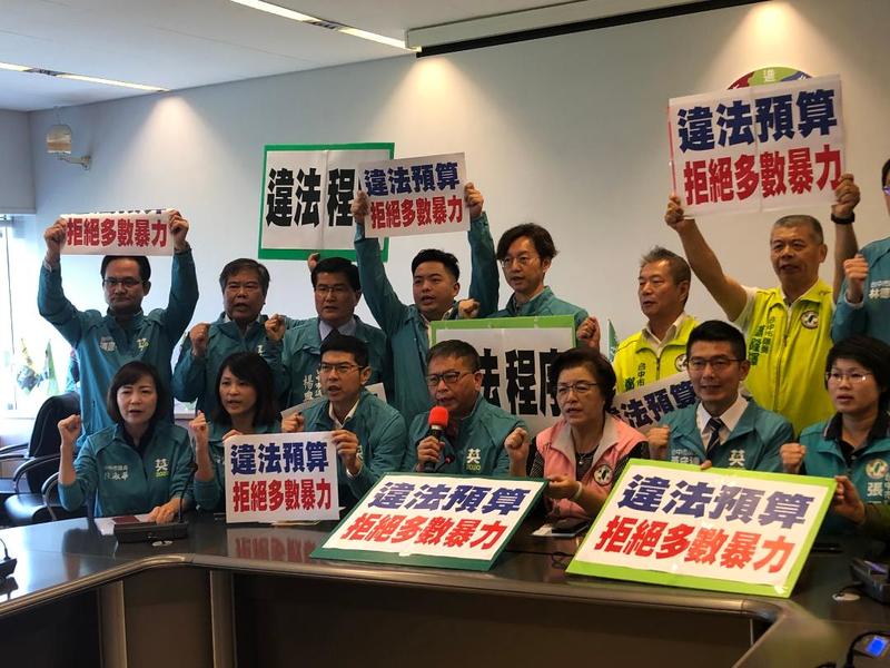 民進黨議員在議會三讀時,集體抗議台中預算通過的程序不正義,議會結束後並召開記者會表達譴責。(photo by 劉東皋/台灣醒報)