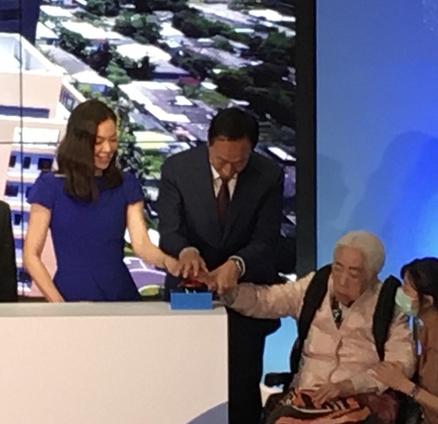 郭台銘銜其母親初永真及妻子曾馨瑩出席19日台大癌醫中心冠名典禮。(photo by 施凱文/台灣醒報)