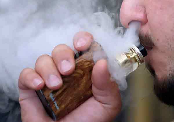 最近爆發了與電子菸相關的致命肺部疾病,許多慢性肺部疾病風險也隨之增加。(photo byWikimedia Commons)
