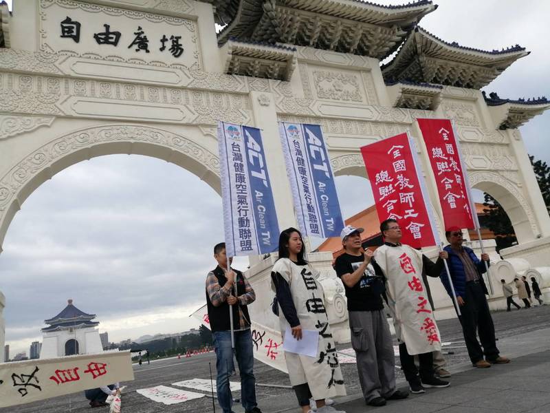 台灣健康空氣行動聯盟26日重返野百合學運聖地中正紀念堂,呼籲當政的野百合世代政治人物,儘快召開氣候國民會議,提出具體無煤期程。(Photo by 林祐任/台灣醒報)