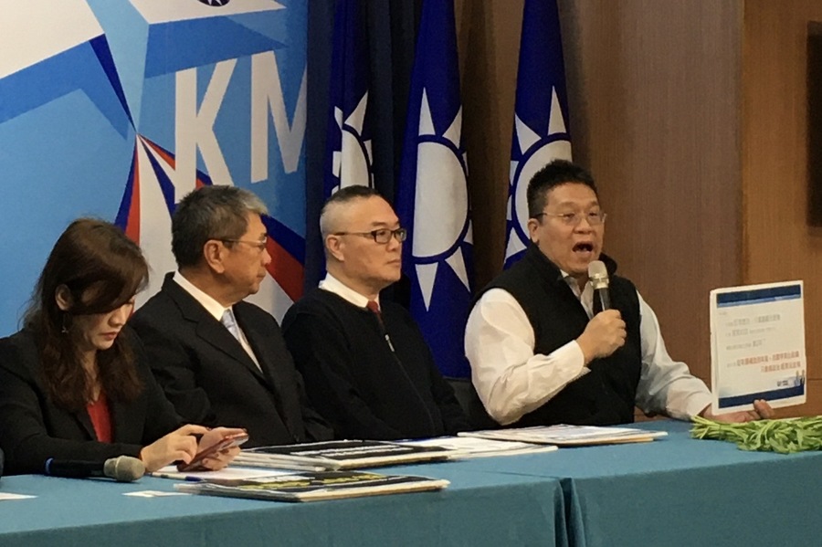 韓國瑜競辦2日召開「觀光立國台灣真相」記者,台北城市科大觀光系教授李奇嶽(右1)表示蔡英文就是一把「空心蔡」。(photo by施凱文/台灣醒報)
