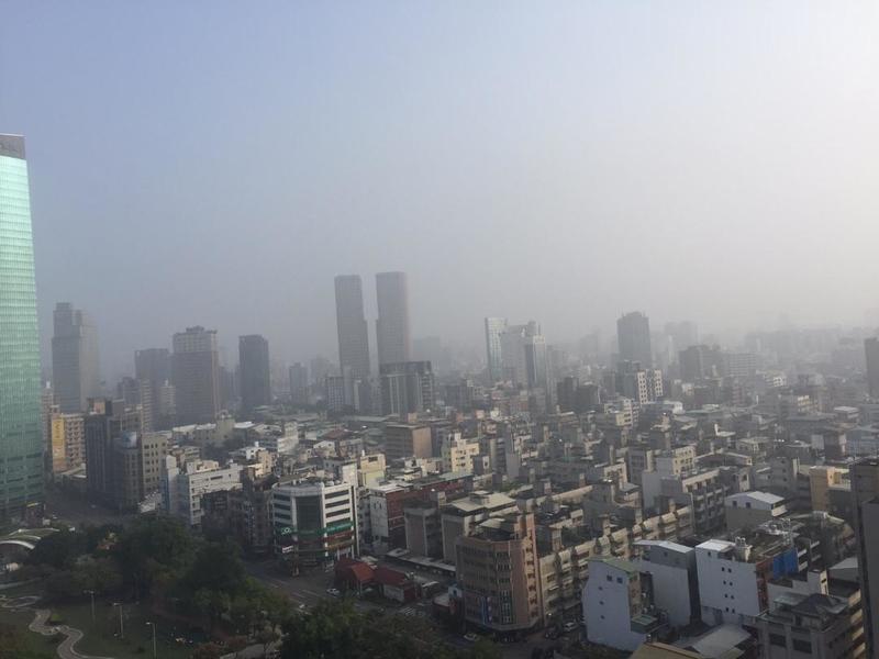 台中空品連3日不佳,綠營重批盧秀燕治空污無力,但市府認為批評內容是倒果為因。(photo by 爭好氣聯盟發起人許心欣)