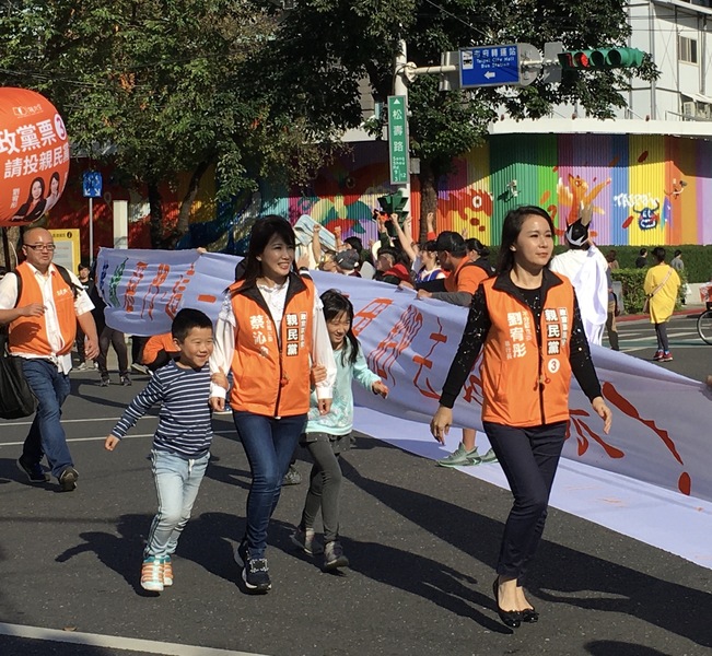親民黨不分區立委候選人蔡沁瑜牽著女兒及兒子參與快閃活動,穿梭信義區街頭,小孩喜悅之情溢於言表。(photo by 施凱文/台灣醒報)