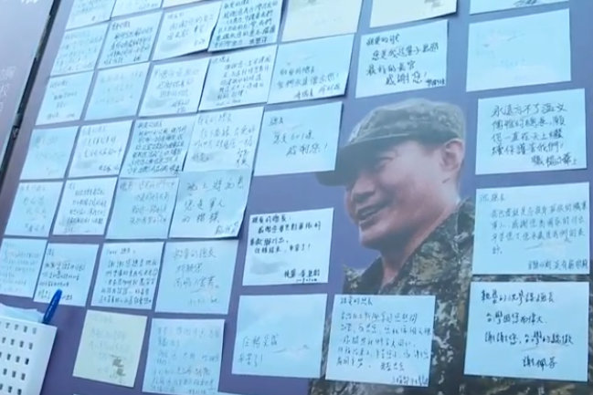 台北賓館會場設有8位殉聯將官的生平歷程、獻花與蠟燭區,民眾亦可使用會場提供的紙筆,向8位將士留言。(photo by 網路截圖)
