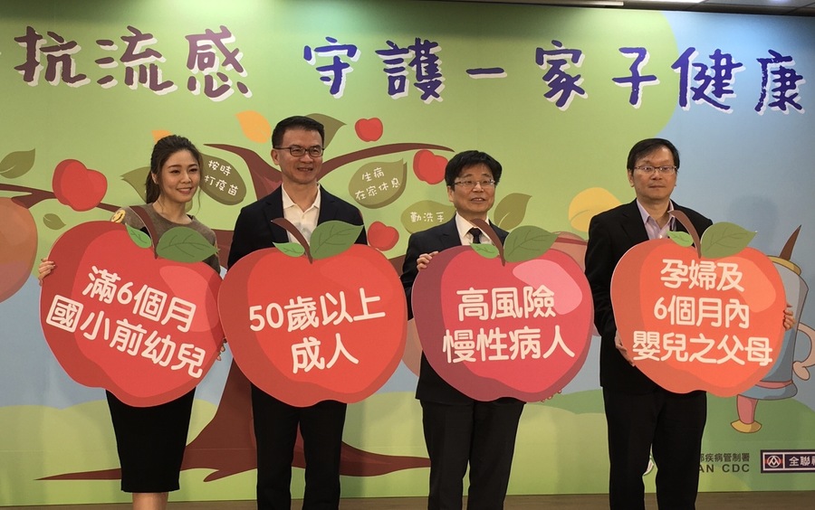 藝人白家綺(左1)擔任防疫大使宣導注射疫苗,疾管署署長周志浩(右2)也現場接受施打。(photo by施凱文/台灣醒報)