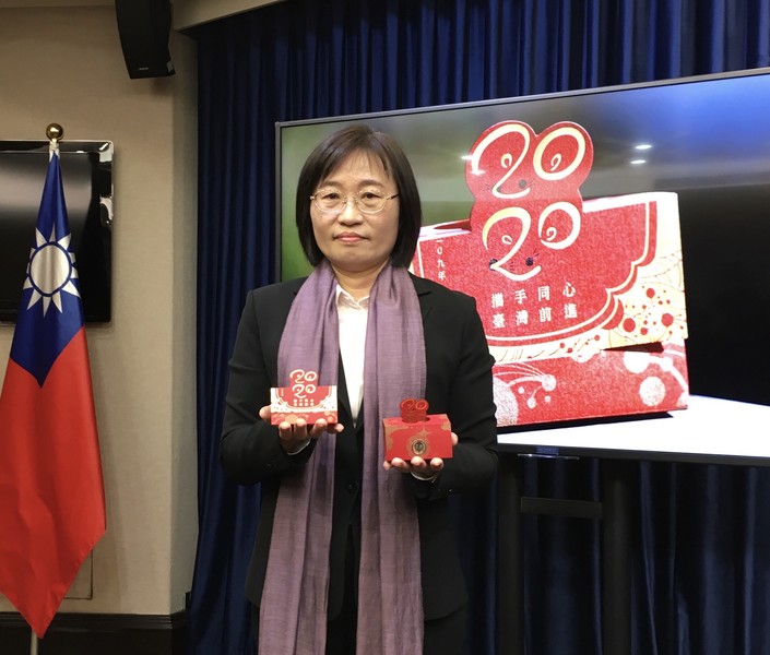 總統府公共事務室主任張文蘭向國人報告總統府新年的福袋設計。(photo by 施凱文/台灣醒報)