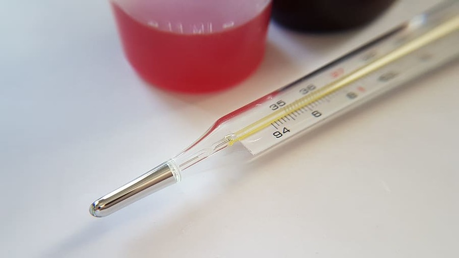 科學家分析資料後發現,受惠於健康與居住條件的改善,人類的平均體溫有隨時間下修的趨勢。(photo by pxfuel, used under CC License)