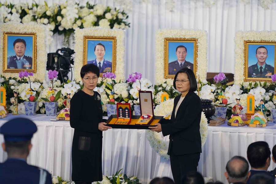 黑鷹失事殉職,上午舉行聯合公奠儀式,總統蔡英文(右)主持追晉、 追頒儀式,沈一鳴的妻子(左)從蔡總統手中接下官階 與青天白日勳章。(photo by 網路截圖)