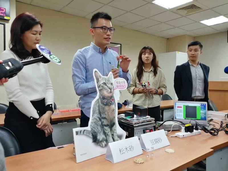 冉曉雯率領的團隊從貓砂中萃取出尿液,再以「雙光纖微反應槽」的電流變化率偵測其中的尿素。(Photo by 林祐任/台灣醒報)