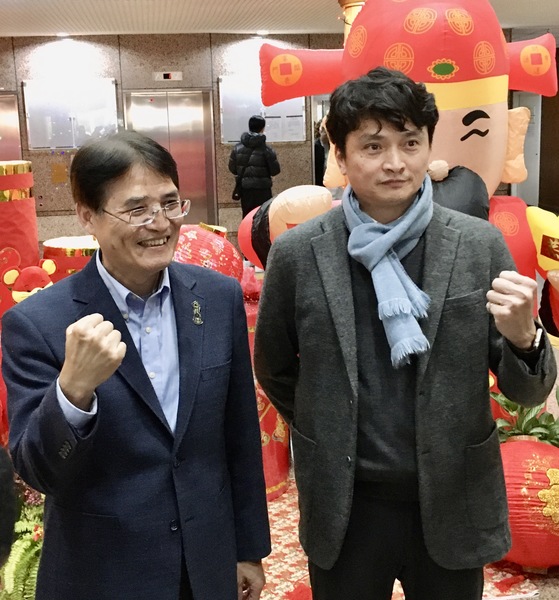 體育署署長高俊雄(左)與中華職棒秘書長馮勝賢(右)召開記者會說明,留任洪一中擔任6搶1國家隊總教練為首要任務,將親自拜會。(photo by 施凱文/台灣醒報)