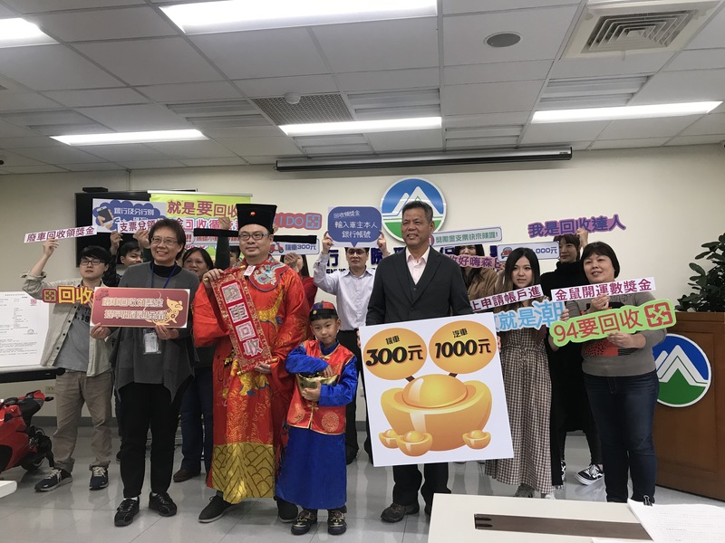 顏旭明表示,民眾可以透過電話以及透過資源回收網方式回收報廢車輛,並領取獎勵金。(photo by簡碧卿/台灣醒報)