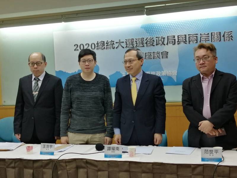 兩岸政策協會15日召開記者會,席間不少學者提到蔡英文已在勝選感言中釋出善意,而北京有可能礙於面子,選擇在檯面下交流。(Photo by 林祐任/台灣醒報)