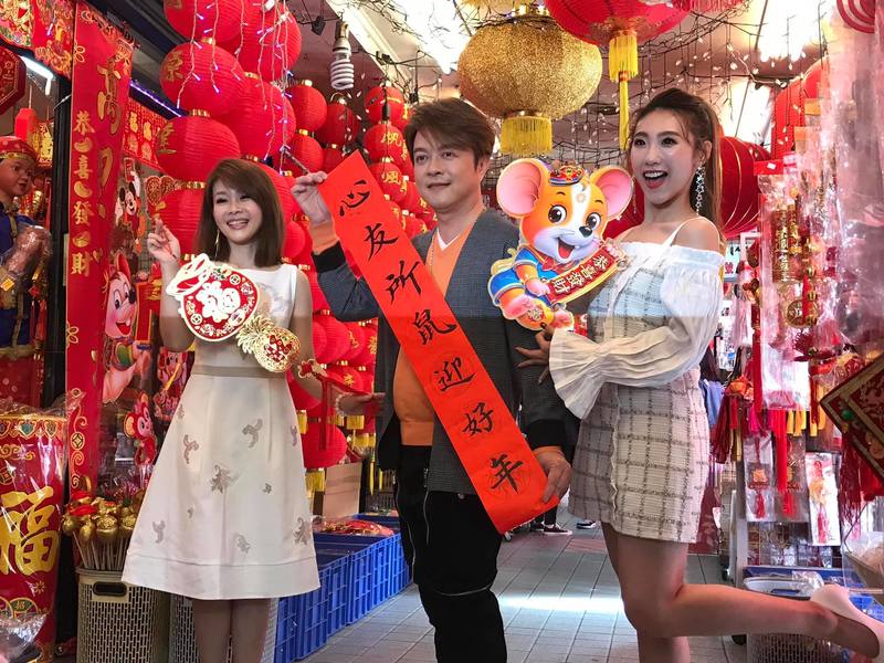 金曲歌王翁立友即將推出新專輯《眼中淚》,15日趁著工作空檔帶著兩位師妹董育君和謝金晶辦年貨採買。(photo by簡碧卿/台灣醒報)